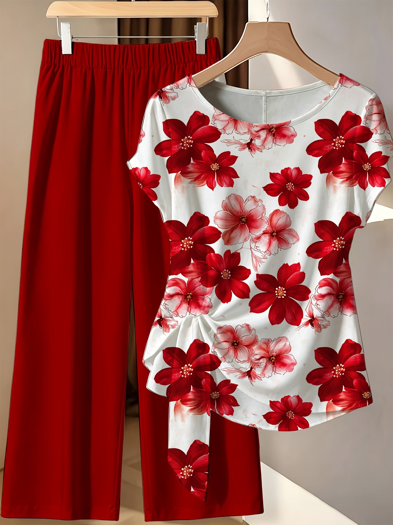 Full Printed Women's Red Floral Pattern Side Knot T-Shirt Suit, Watercolor Flower Art 2pcs Outfit Interesting Printed Design Suit for Casual Celebration Party Gathering Ideal Gift for Romantic Ladies Suitable for Casual Sports Wearing And Festival